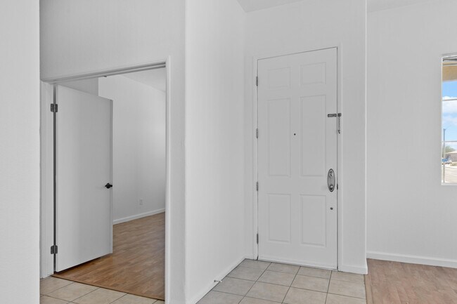 Building Photo - 13897 Mountain Top Dr