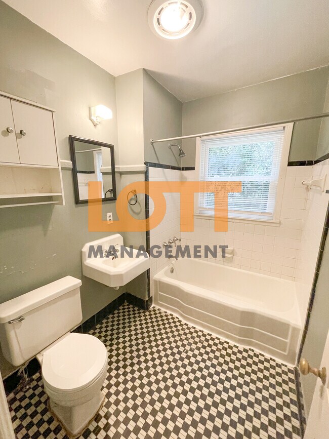 Building Photo - 600 University Rdg