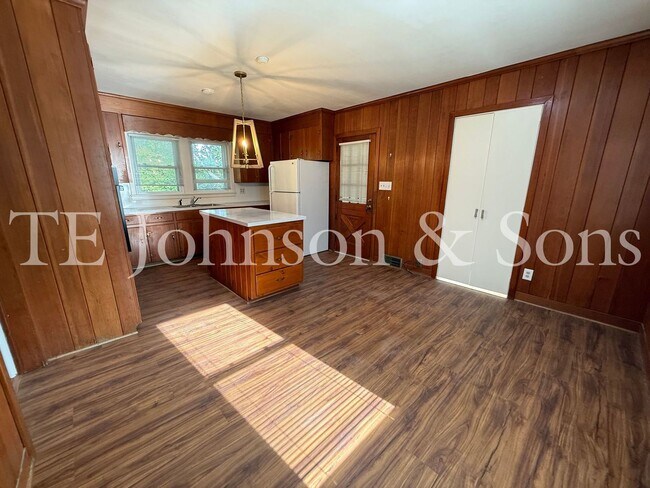 Building Photo - Spacious 3 Bedroom Home with Primary Suite on Main Level and 2-Car Carport