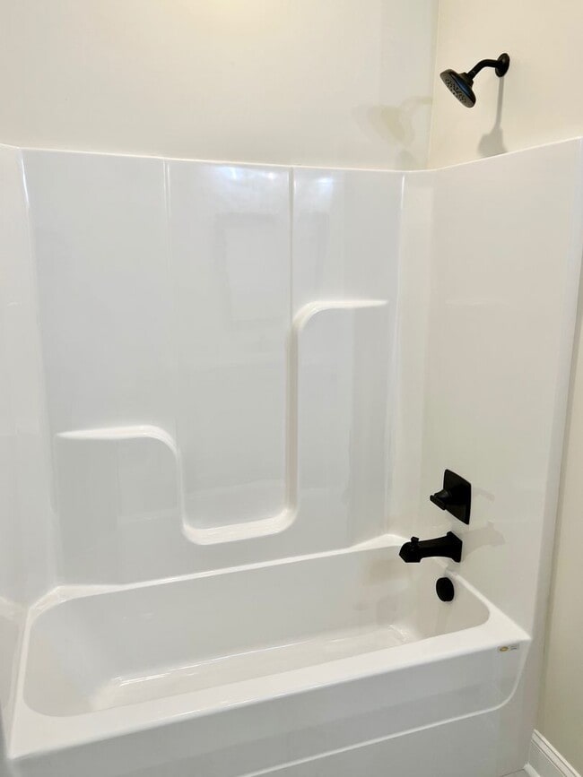 Building Photo - FOR Rent – 3 Bedroom, 2 Bath!