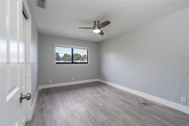 Building Photo - 4660 SW 128th Ave