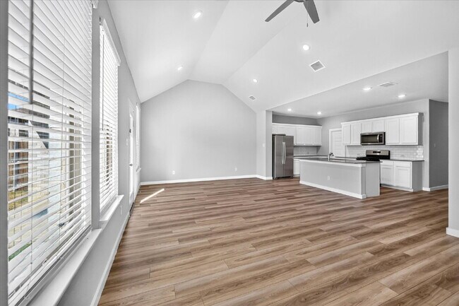 Building Photo - Spacious 5-Bedroom, 4-Bath Home with Washer, Dryer & Refrigerator