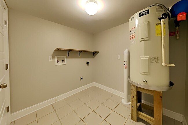 Building Photo - 534 Whispering Hills Dr