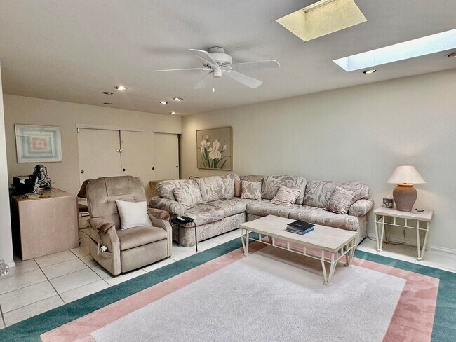 Building Photo - 105 Durango Cir