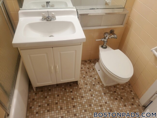 Building Photo - 62 Boylston St
