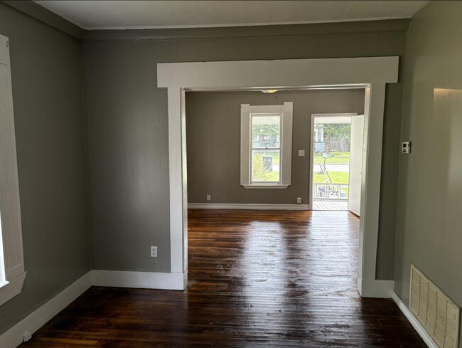 Building Photo - 1301 S Armstrong Ave