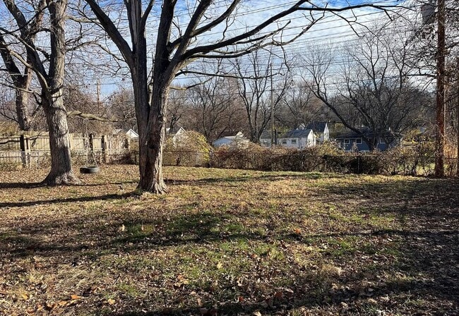 Building Photo - 6910 Noble Dr