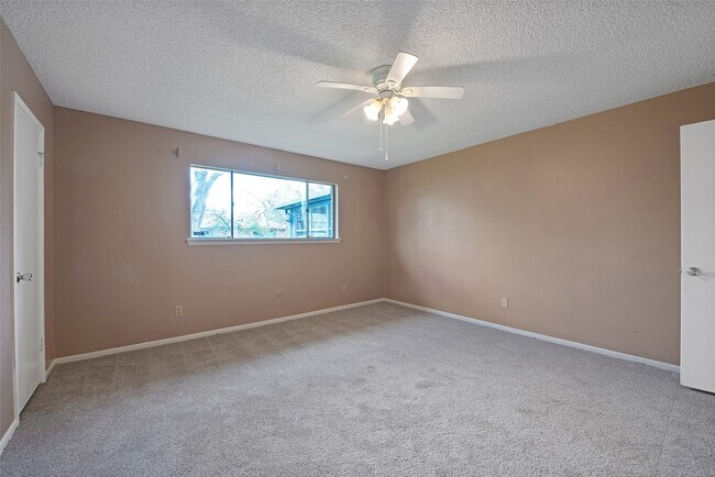 Building Photo - 807 Seacliff Dr