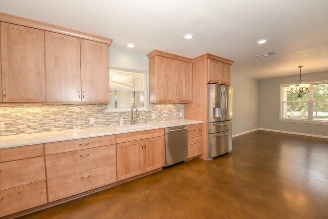 Building Photo - 5640 Oak Blvd