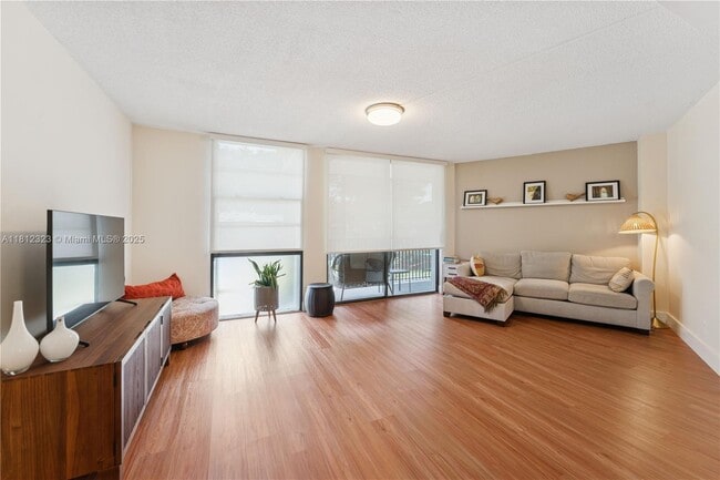 Building Photo - 3101 N Country Club Dr