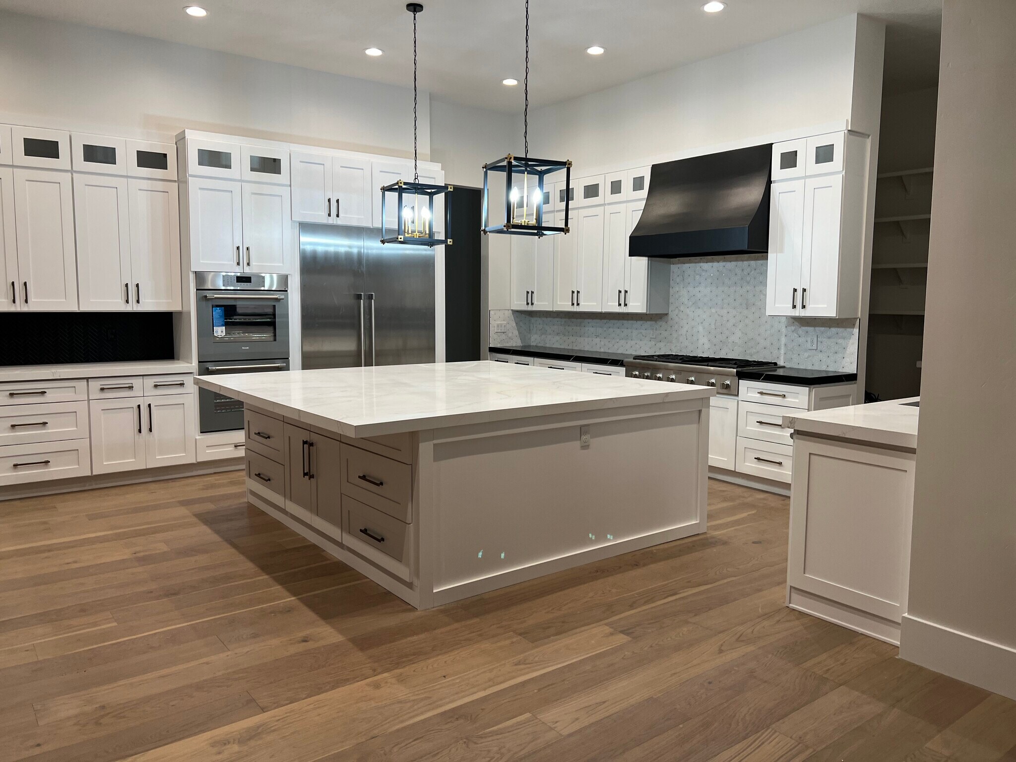 Gourmet kitchen - 4428 N Summer View Dr