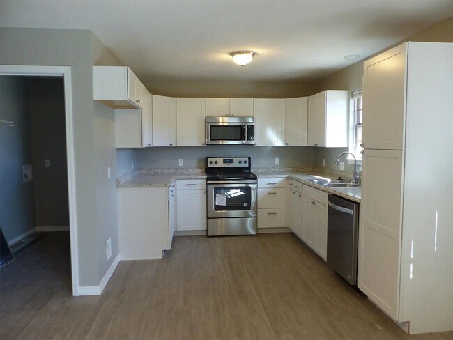 Building Photo - 3 Bedroom Ozark Home Available! Great Neighborhood!