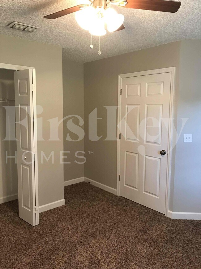 Building Photo - 2224 Palmview Cir E
