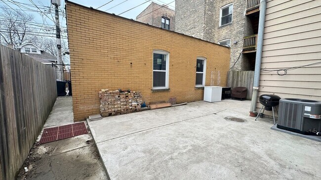 Building Photo - 6207 N Talman Ave