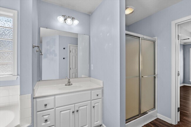 Building Photo - 570 Lory Ln