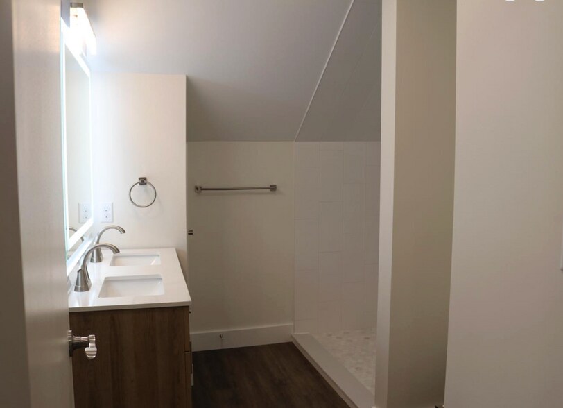 Building Photo - 108 W Market St