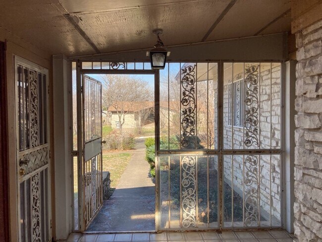Building Photo - 1814 Crestridge Dr