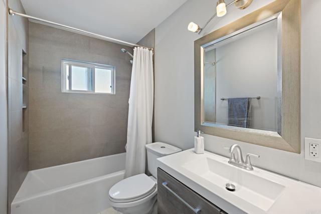 Building Photo - 2440 Dunstan St