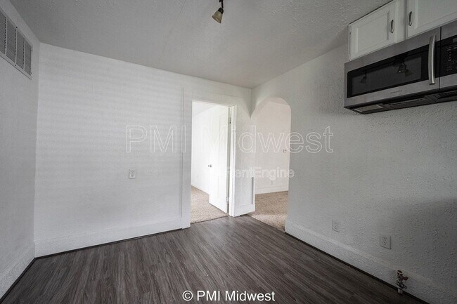Building Photo - 1433 W 5th St