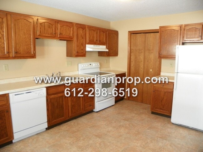 Building Photo - End Unit Townhouse Available June 1st, Vaulted Ceilings, Large Patio, Loft Area