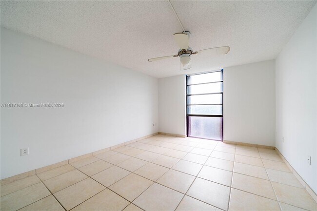 Building Photo - 2500 NE 135th St