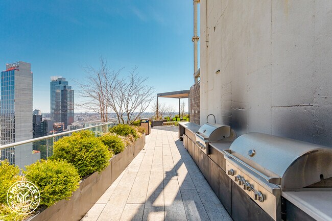 Building Photo - 436 Albee Square W