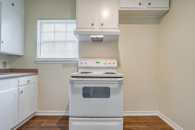 Building Photo - 3537 Half Moon Dr