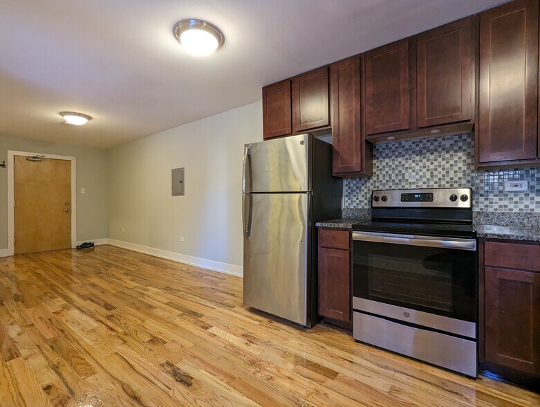 Building Photo - 556 W Arlington Pl