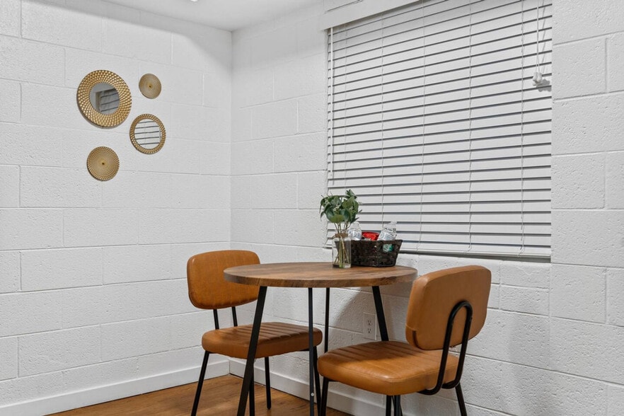 Building Photo - 109 E Broadway Rd