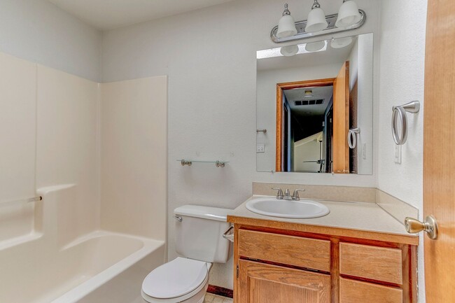 Building Photo - 3-bedroom 2.5-bathroom Home