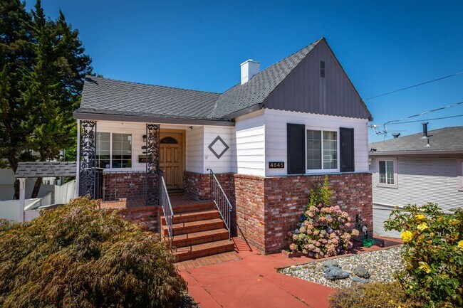Building Photo - Coming Soon! Lovely Redwood Heights Home w...