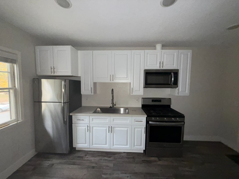 Building Photo - 2000 6th St