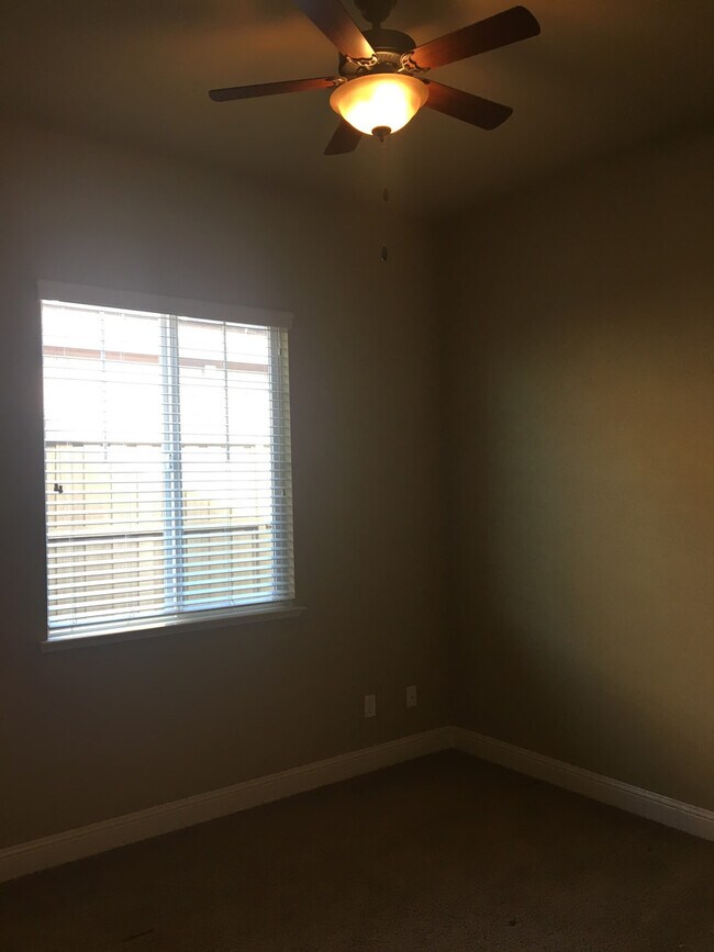 Building Photo - Gorgeous Folsom Home close to shopping,schools, and more!