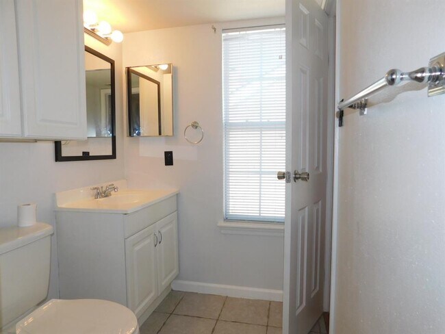 Building Photo - 11710 Southlake Dr