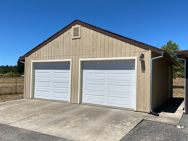 Building Photo - Private, Gated and Views -2 Bdm 2 Bath Gra...