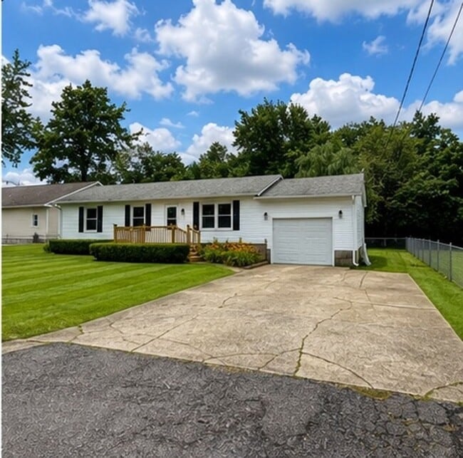 Building Photo - Charming Ranch with Massive Backyard!