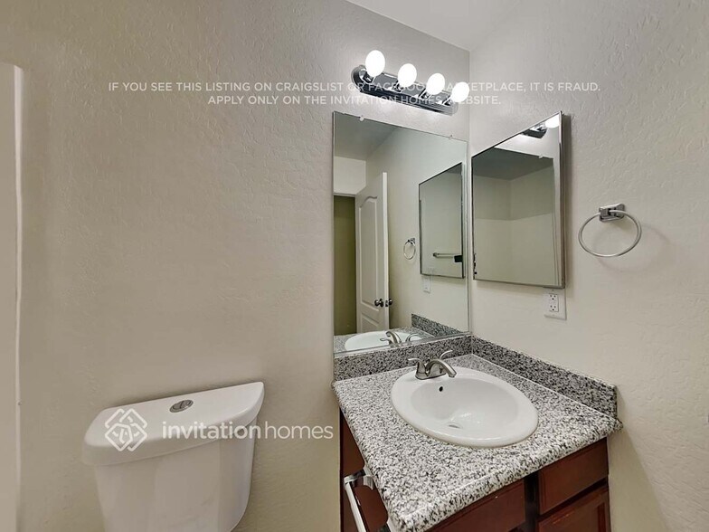 Building Photo - 1352 E Kelsi Ave