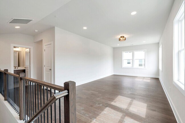 Building Photo - Luxury Westshore Townhome