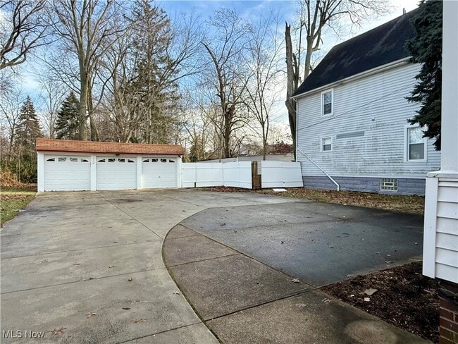 Building Photo - 3625 Rocky River Dr