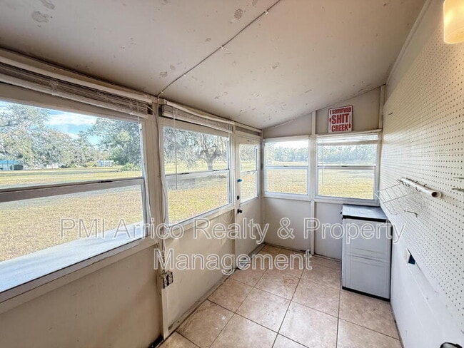 Building Photo - 2202 Clubhouse Dr