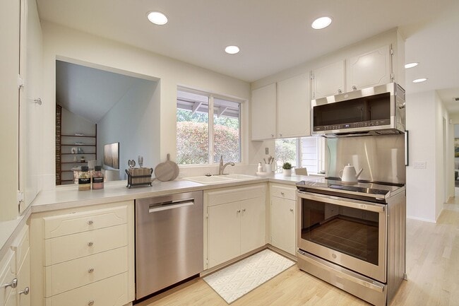 Building Photo - 4Bd/2.5Ba Clyde Hill Home