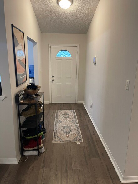 Building Photo - 9408 Octavia Ln