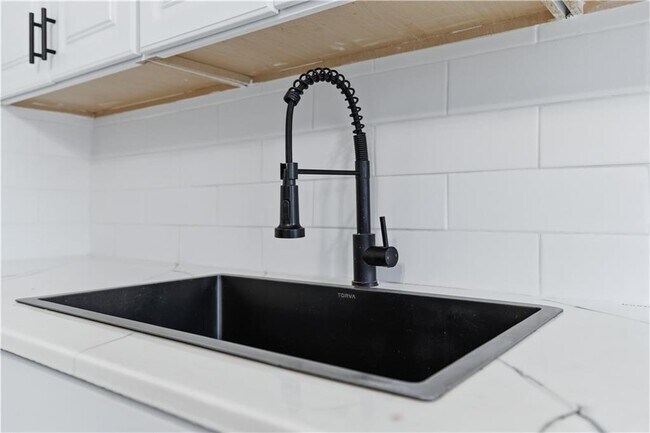 Building Photo - 92 Sylvian St