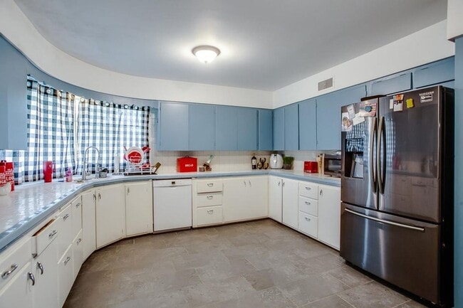 Building Photo - Spacious 4-Bedroom Home with Dual Living Areas