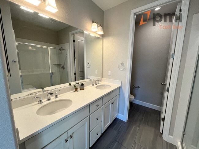Building Photo - Contemporary Modern 3Bd Townhome in Muir H...