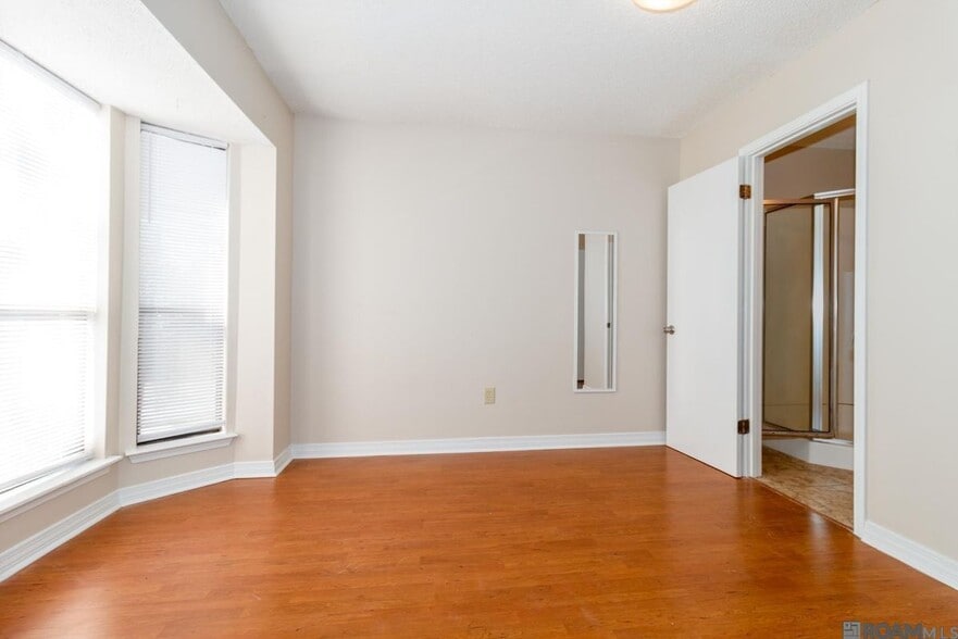 Building Photo - 827 E Boyd Dr
