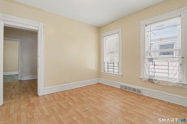 Building Photo - 137 Sherwood Ave