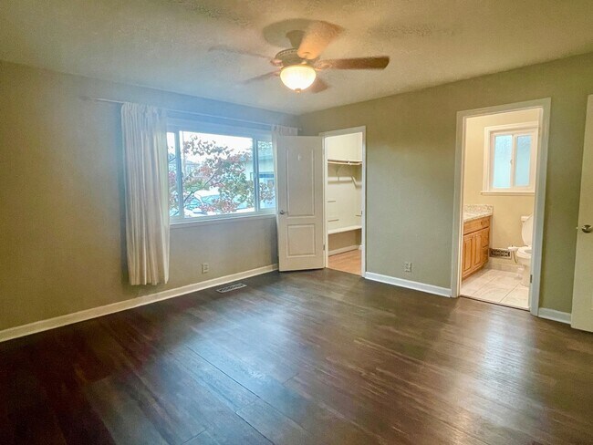 Building Photo - 1042 W Hacienda Ave