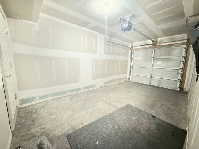 Building Photo - 3-bedroom, 2-bathroom home located in Cincinnati offering a functional layout and practical ameni...