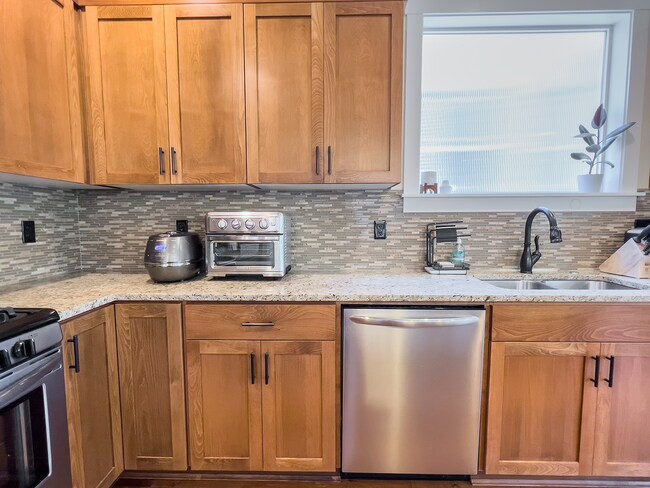 Building Photo - Exceptional 4 Bed + 2.5 Bath House ~  Beth...